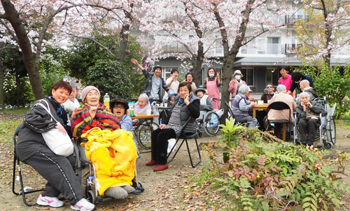 グループホーム「つるさんかめさん」お花見の様子｜大阪市住之江区北加賀屋　社会医療法人三宝会　南港病院