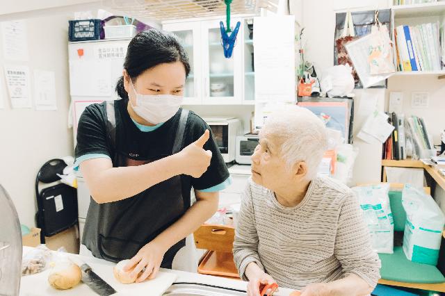 年間休日124日！南港病院系列グループホーム介護職募集中 - ワンちゃんねこちゃんと一緒に働ける施設